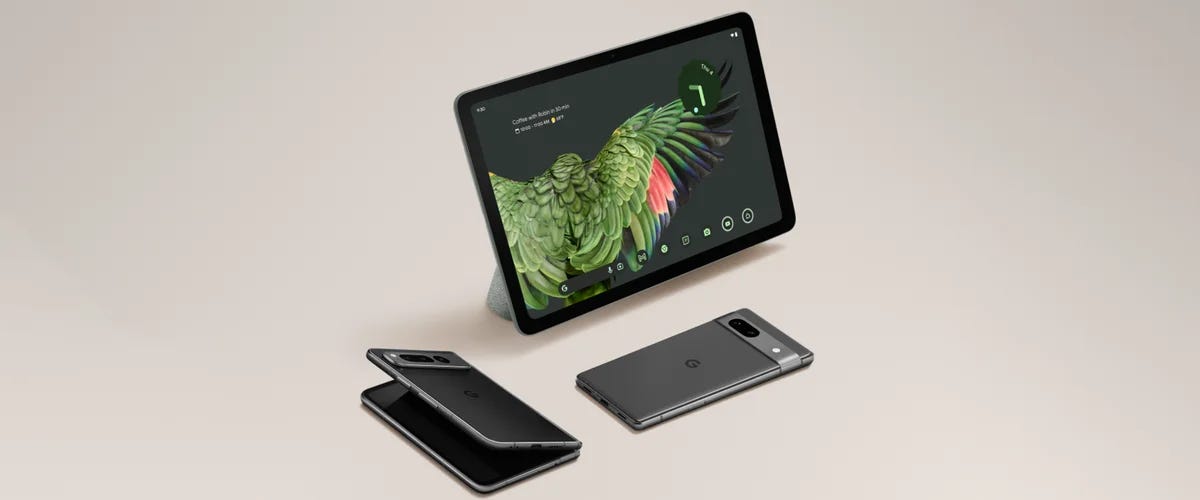 Ein Bild auf dem Pixel Tablet mit Ladedock mit Lautsprecher, Pixel 7a und Pixel Fold zu sehen sind.